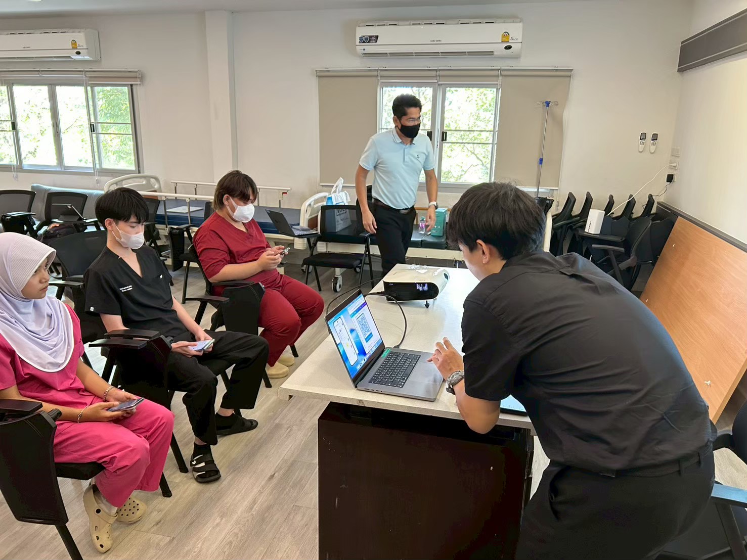 ลงพื้นที่สอนการใช้งานระบบ CareOnCloud โรงพยาบาลศุขเวช ภาพที่ 4